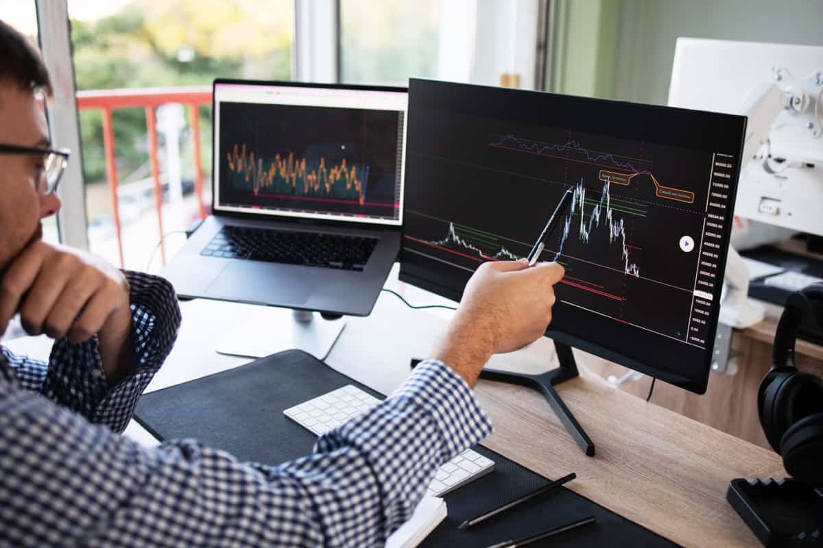 Investor monitor the stock market data